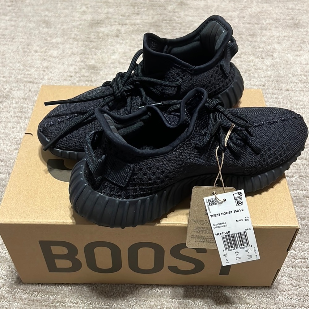 YEEZY BOOST 350 V2